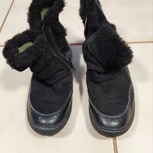 Women's black Earth boots
